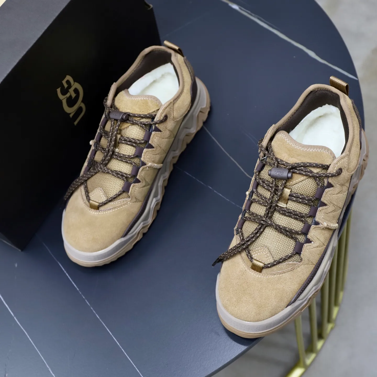 Factory price: 600💰Couple hiking shoes UGG short snow boots Autumn and winter brother's new series.........Multiple colors available Original and cute appearance, fur integrated 100% original with single wool thread Very precious and time-consuming Imported wool fur integrated warm and comfortable double care of feet A must-have item in winter Vamps with fur integrated wool outsole vs. original non-slip outsole Size: #35-40 for women and 39-44 for men